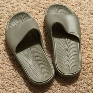 Men's Gray Plastic Slides Size 9